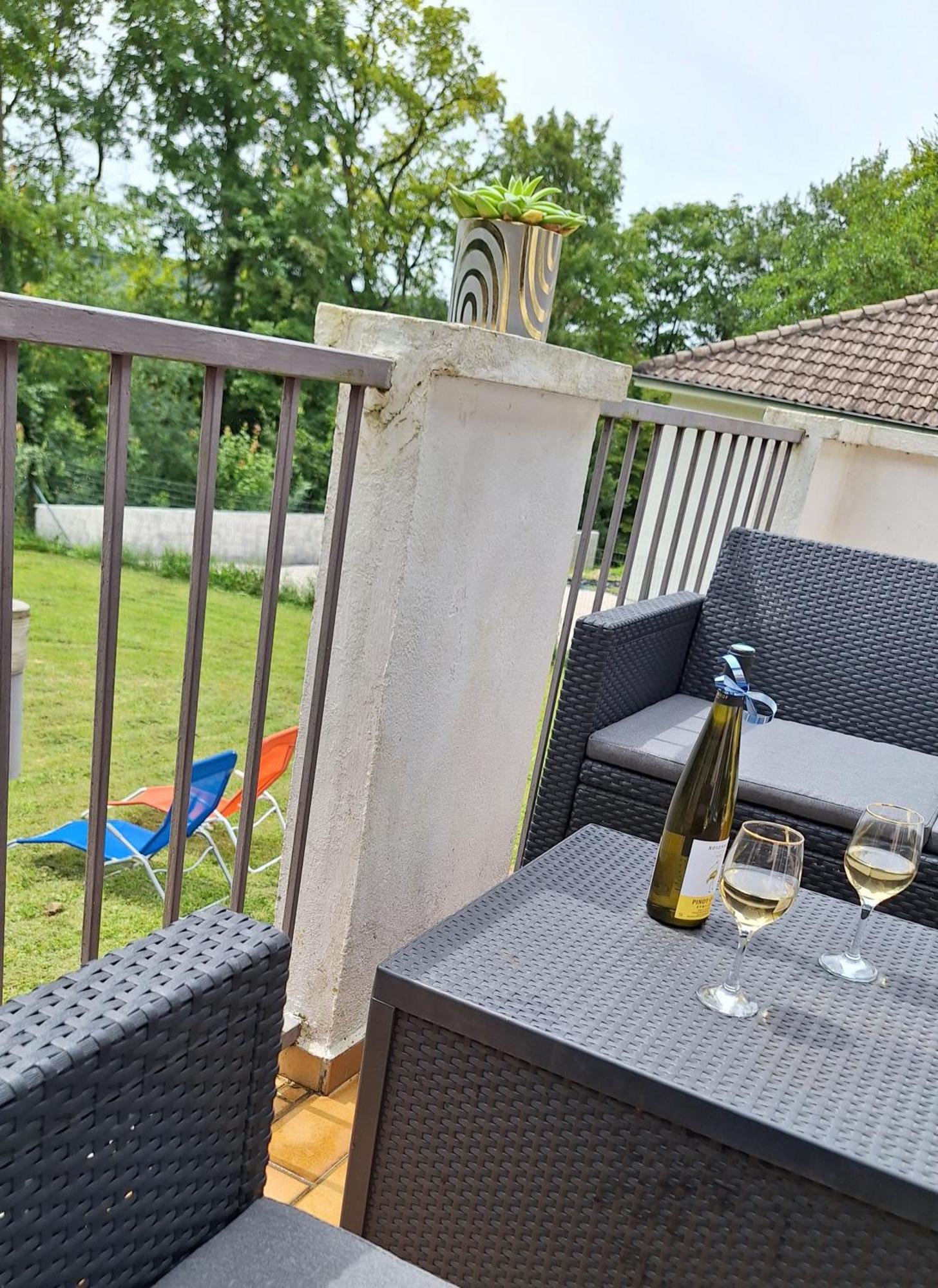 Agreable Maison Avec Jardin A จอยน์วิลล์ ภายนอก รูปภาพ